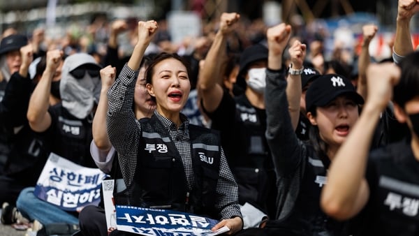 Samsung Electronics Co. workers chant slogans during a rally ahead of a strike, scheduled to take place from May 21, outside the company's semiconductor plant in Pyeongtaek, South Korea, on Thursday, April 23, 2026. Samsung’s labor union wants 15% of oper