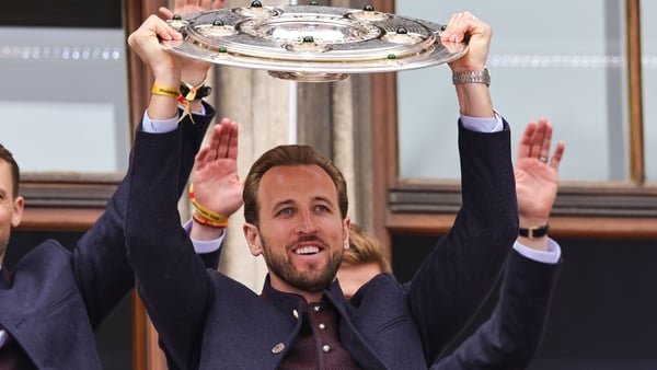MUNICH, GERMANY - MAY 17: 
Harry Kane of FC Bayern München holds up the Bundesliga Meisterschale during the official championships celebration at Marienplatz on May 17, 2026 in Munich, Germany. (Photo by Marcel Engelbrecht - firo sportphoto/Getty Images)