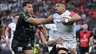 Montpellier's French flanker Alex Becognee (R) runs with the ball challenged by Ulster's South African flanker Juarno Augustus