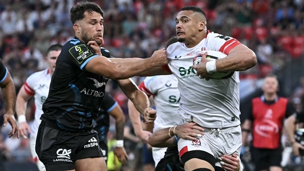Montpellier's French flanker Alex Becognee (R) runs with the ball challenged by Ulster's South African flanker Juarno Augustus
