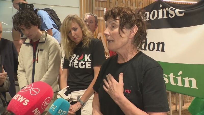 An Dr Margaret Connolly ag caint leis na meáin ag Aefort Bhaile Átha Cliath
