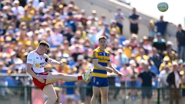 24 May 2026; Ethan Jordan of Tyrone kicks the winning point during the GAA Football All-Ireland Senior Championship Round 1 match between Roscommon and Tyrone at King & Moffatt Dr. Hyde Park in Roscommon. Photo by Paul Phelan/Sportsfile