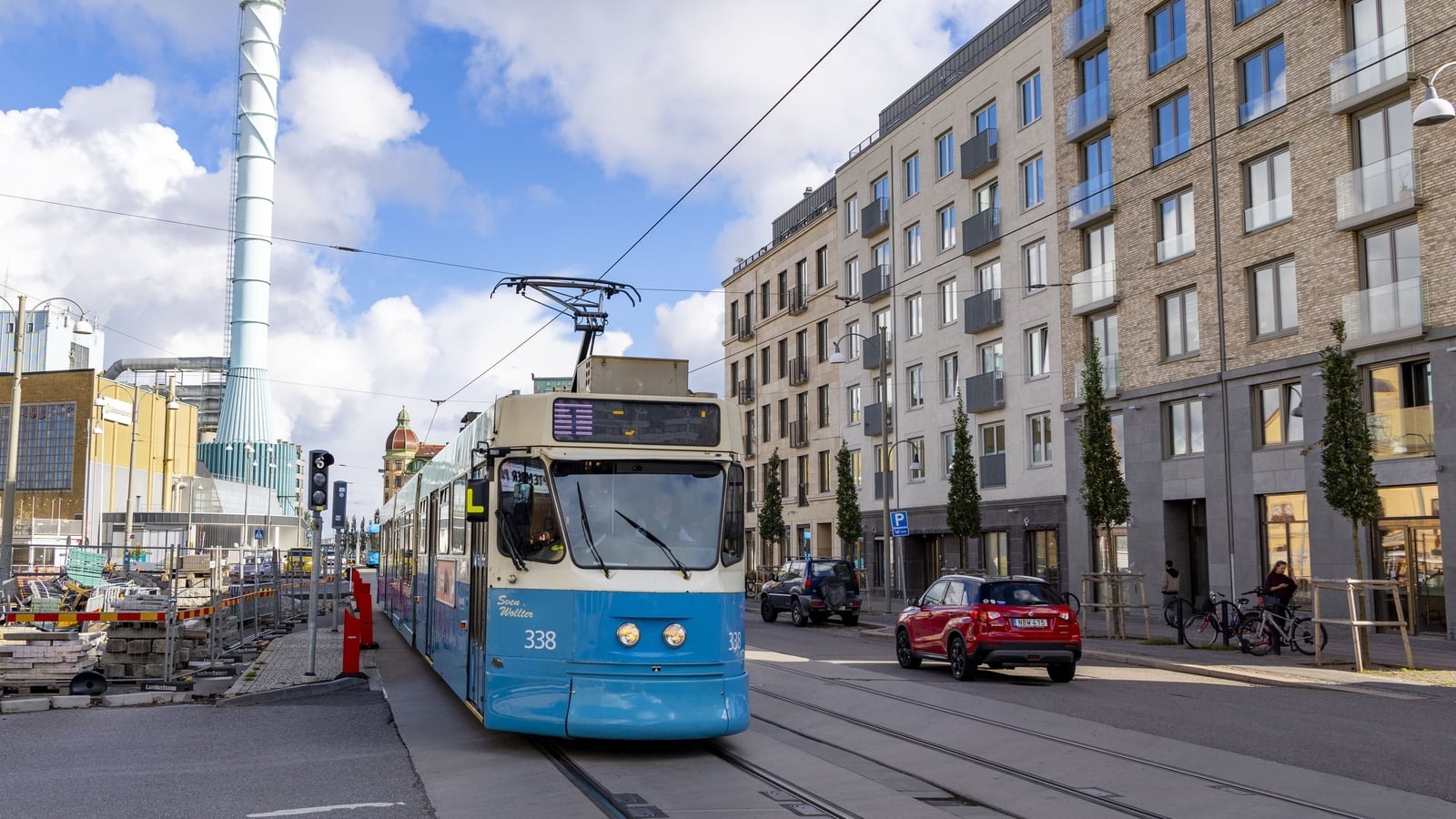 Self-driving bus in Sweden crashes with tram on first day