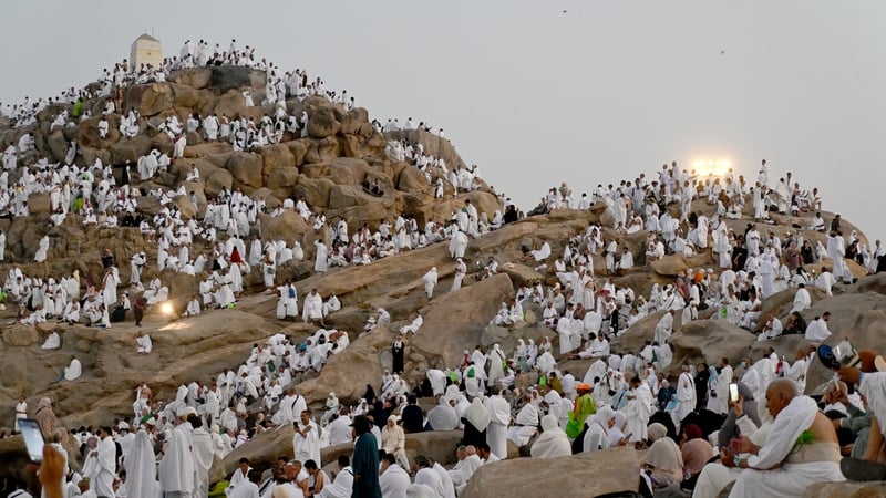 Thousands pray on Mount Arafat amid soaring temperatures