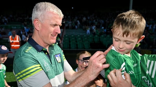 24 May 2026; Limerick manager John Kiely signs an autograph fro young supporter Liam Madden after the Munster GAA Senior Hurling Championship Round 5 match between Limerick and Tipperary at TUS Gaelic Grounds in Limerick. Photo by Stephen McCarthy/Sportsf