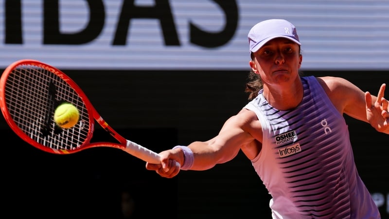 Erratic Swiatek reaches French Open round three