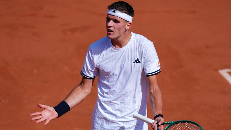 Mensik collapses on court amid intense French Open heat