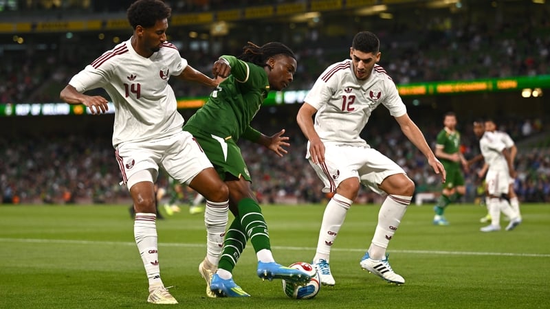 Dublin , Ireland - 28 May 2026; Jaden Umeh of Republic of Ireland in action against Qatar players Hommam Elamin, left, and Karim Boudiaf during the international friendly match between Republic of Ireland and Qatar at the Aviva Stadium in Dublin. (Photo B