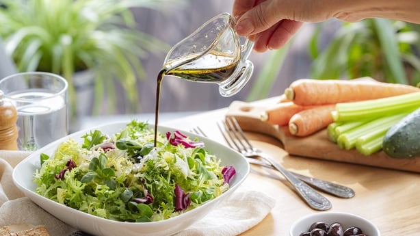 Seasoning salad with vinaigrette dressing