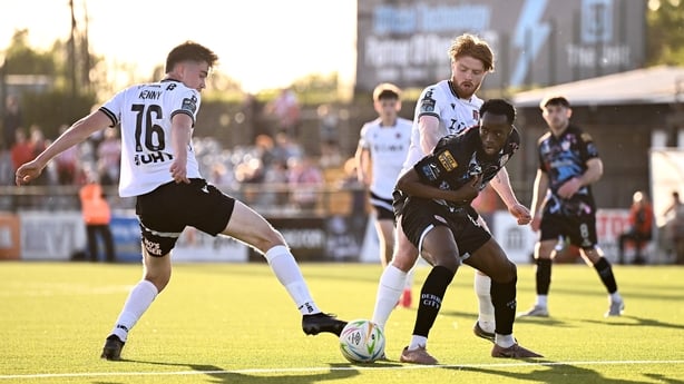 29 May 2026; James Olayinka of Derry City in action against Aodh Dervin, right, and Eoin Kenny of Dundalk during the SSE Airtricity Men's Premier Division match between Dundalk and Derry City at Oriel Park in Dundalk, Louth. Photo by Ben McShane/Sportsfile