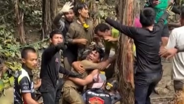 Moment men freed from flooded cave in Laos