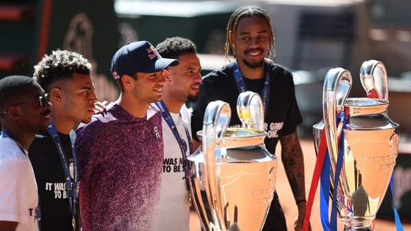 Flavio Cobolli poses with double Champions League winning PSG players at Roland Garros