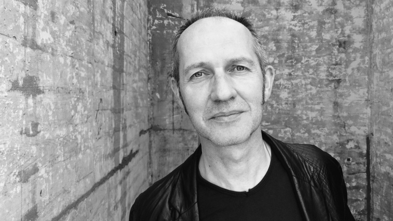 Iarla Ó Lionáird